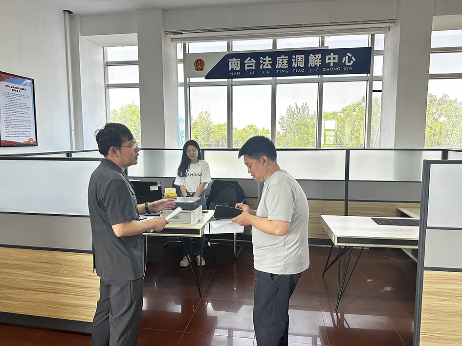 劉德育向記者介紹矛盾糾紛案件調(diào)解情況。