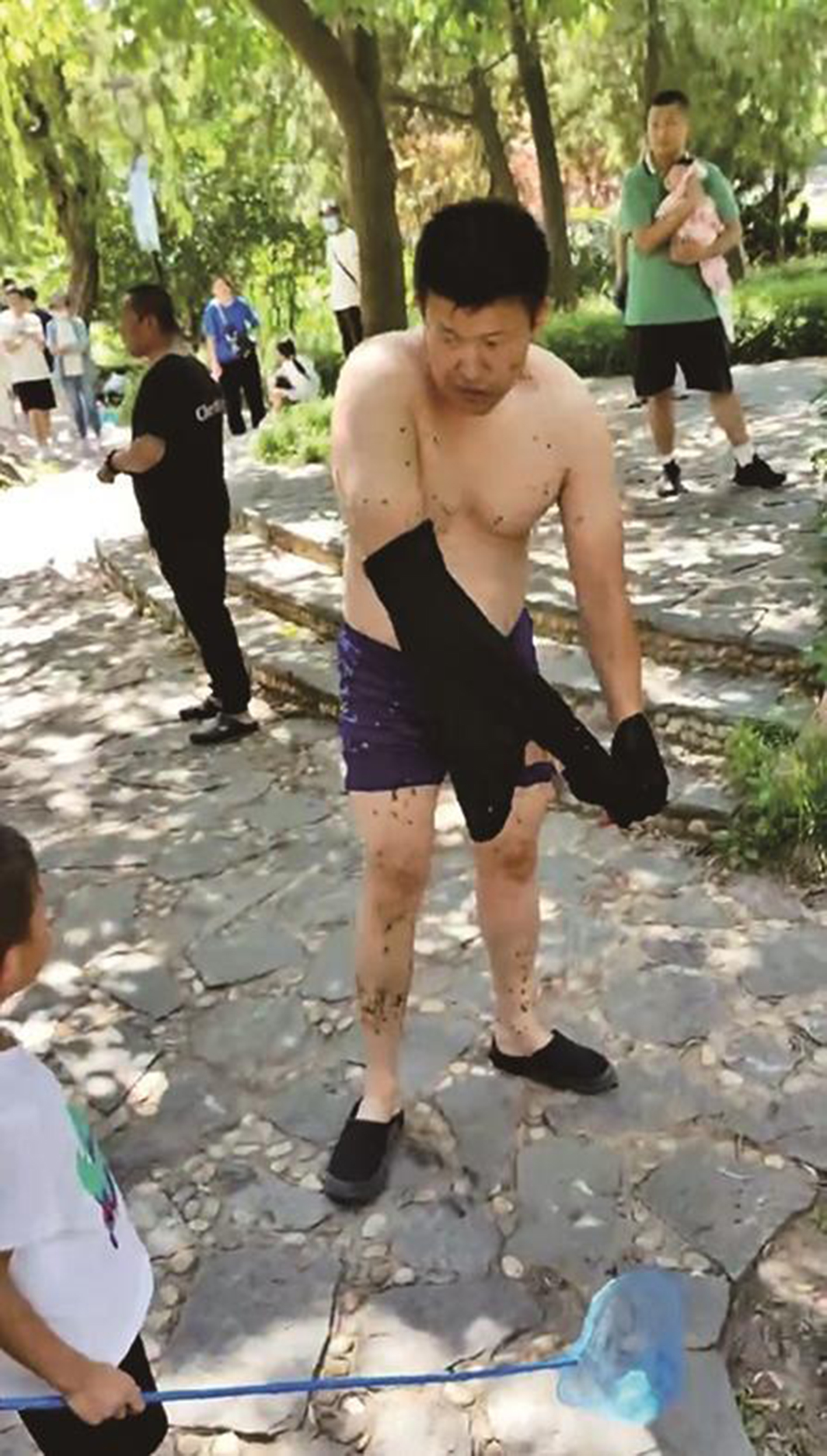 男子將大娘救出后，沒留下姓名就離開了。