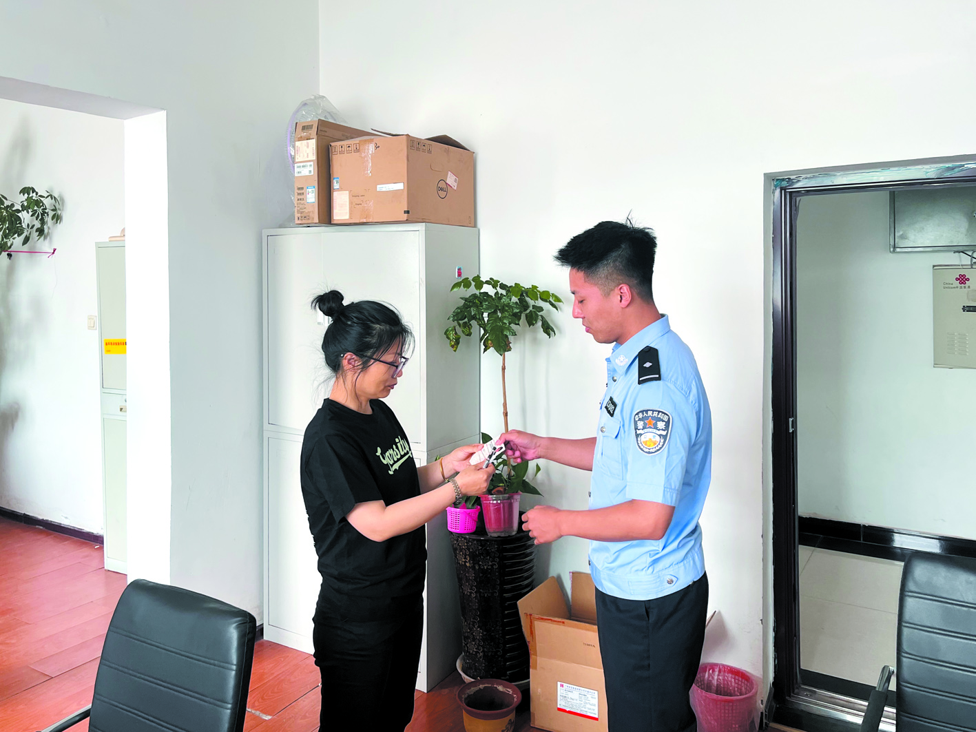 張鈺將居住證送到當(dāng)事人手中。