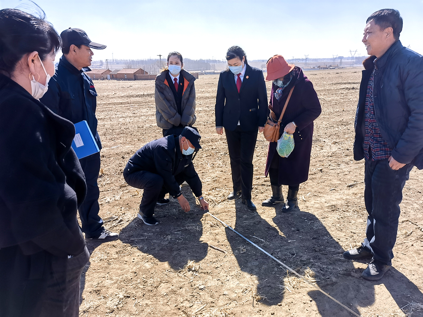 昌圖縣人民法院、八面城人民法庭到現(xiàn)場為村民測量土地