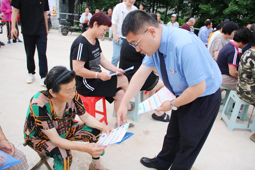 檢察干警向村民發(fā)放普法宣傳單。