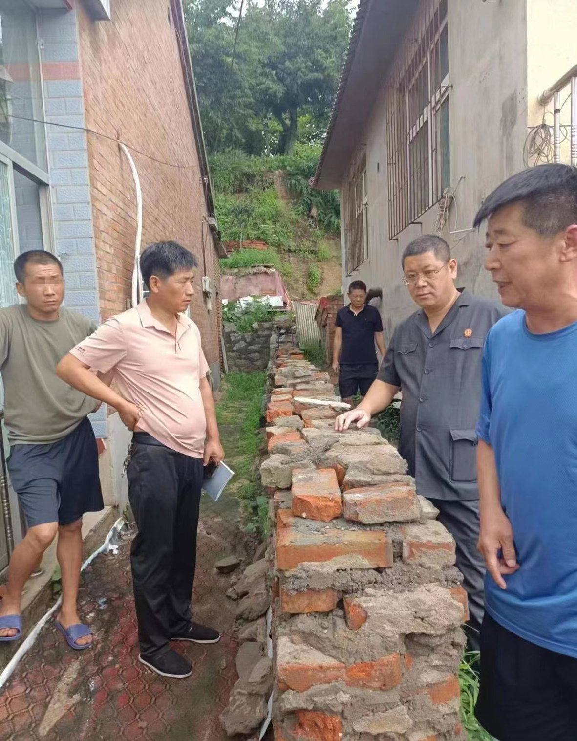 勘查現(xiàn)場(chǎng)。