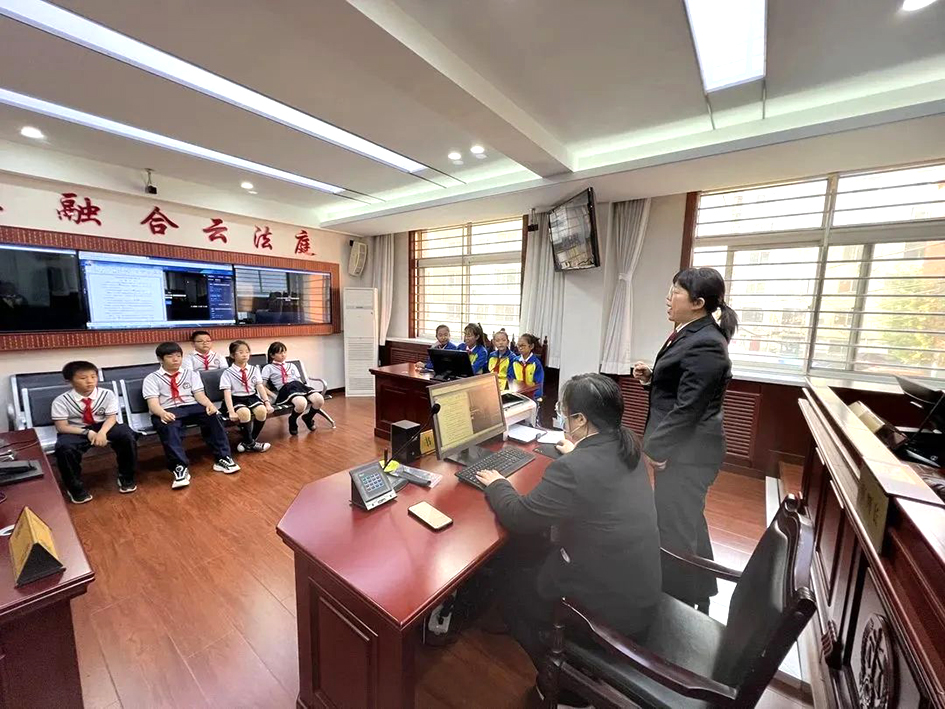 古塔法院六一主題開放日邀請(qǐng)小學(xué)生感受庭審