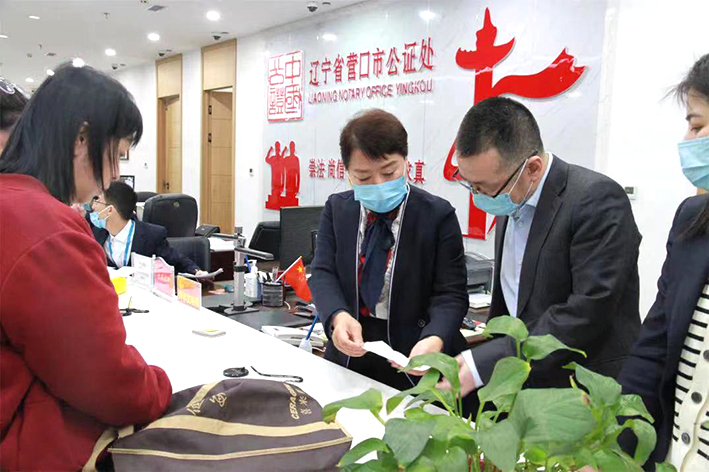 營(yíng)口市司法局領(lǐng)導(dǎo)干部（中）坐窗口、走流程解決百姓問題