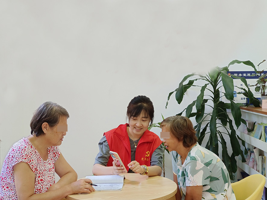 李家街道錦云社區(qū)工作人員與失獨殘疾特困人員核對社區(qū)代管“小賬本”