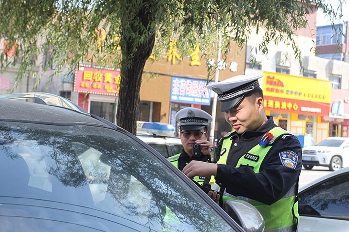 （第一個(gè)小標(biāo)題圖）民警對違停車輛進(jìn)行處理