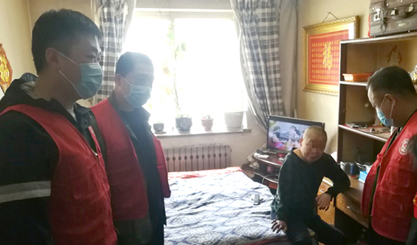 圖2，干警走訪轄區(qū)內(nèi)困難群眾