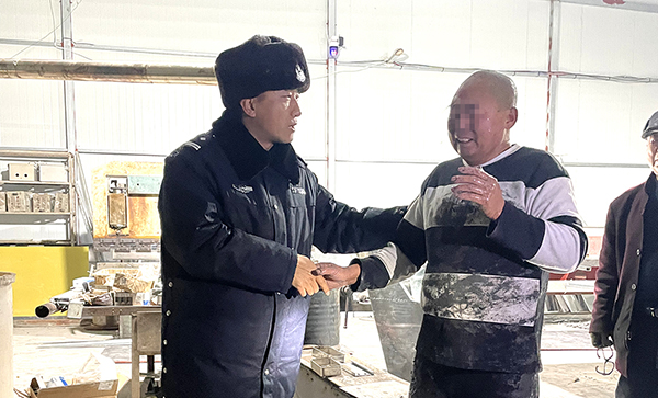圖3，獲救的李某激動(dòng)萬分
