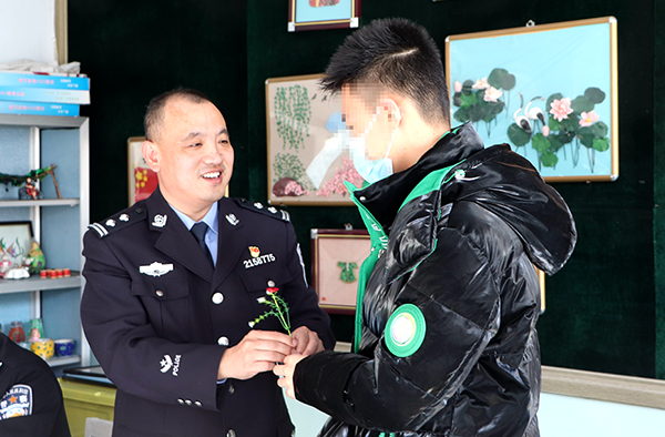 圖8，一位“特殊天使”將手工藝花送給劉軍，祝警察節(jié)快樂！