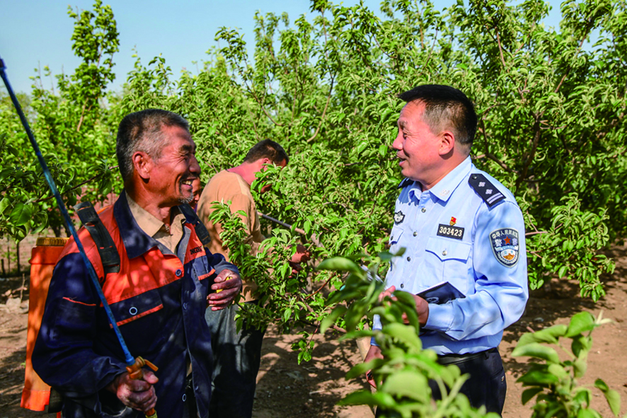 李華瑞（右）到果園走訪問需
