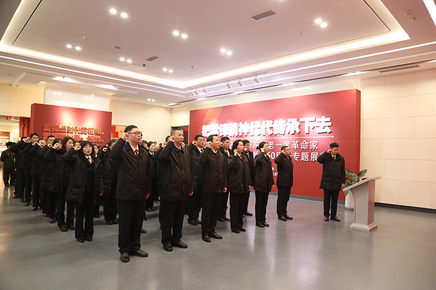 2023年2月28日，撫順市檢察院全體干警到撫順市雷鋒紀(jì)念館參觀學(xué)習(xí)，重溫入黨誓詞
