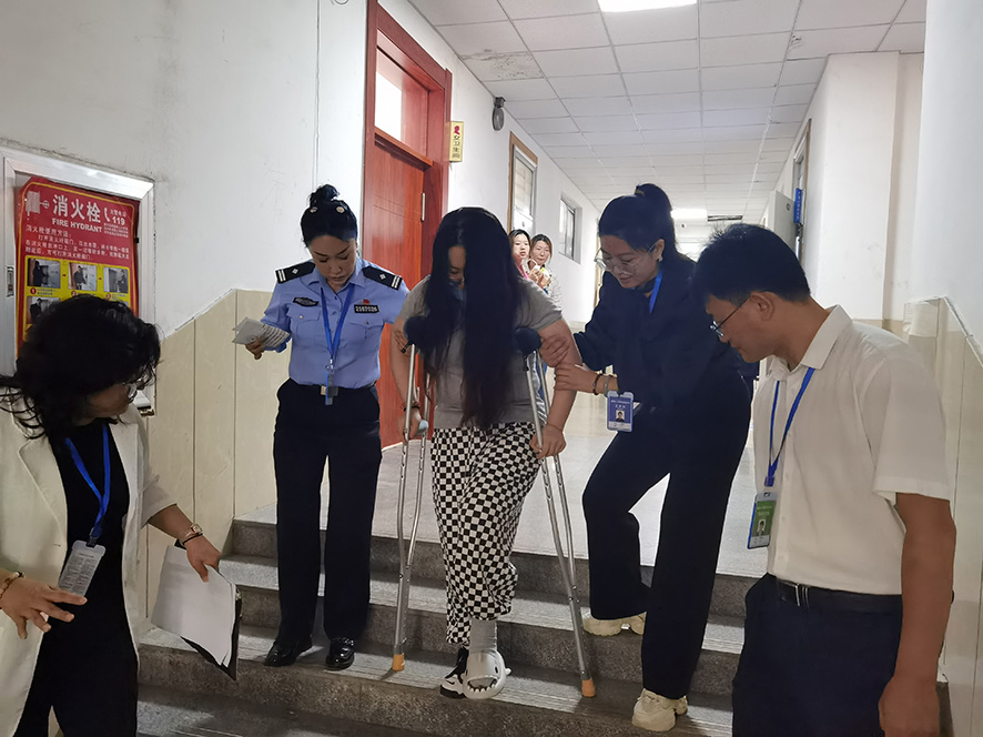 阜新考區(qū)做好“特殊考生”送考護(hù)考服務(wù)。