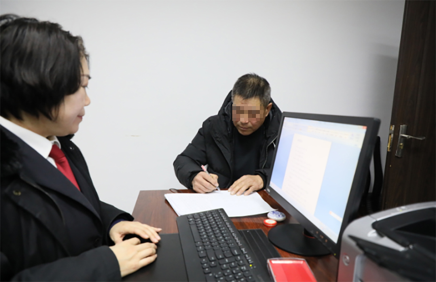 郭某（右）在履行承諾書上簽字