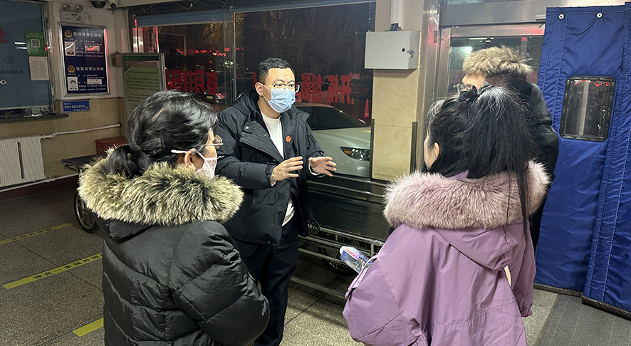 進行司法拘留前，佟欣法官帶被執(zhí)行認(rèn)進行體檢，并向申請人解答拘留的詳細(xì)問題