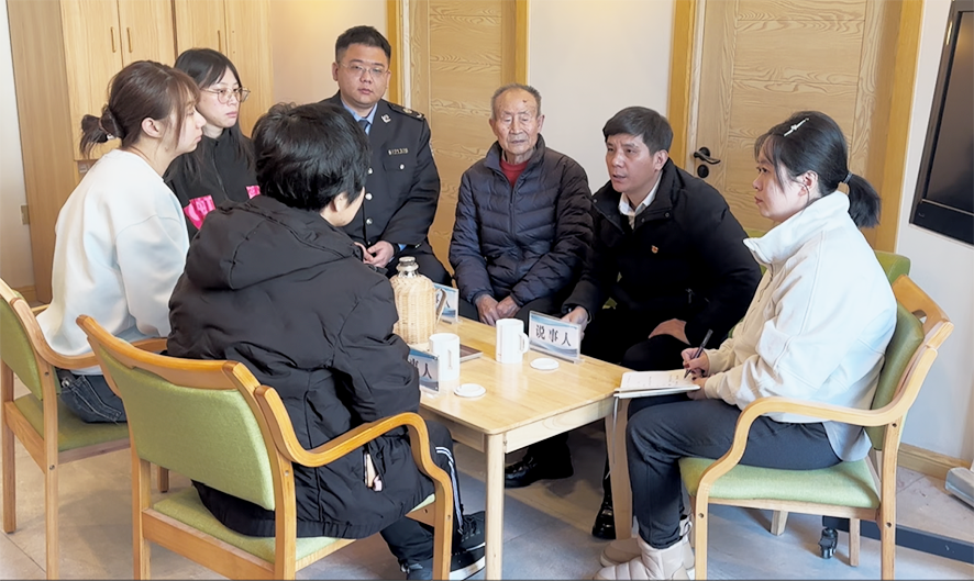 記者（右一）旁聽王其強（右二）組織的社區(qū)調(diào)解工作