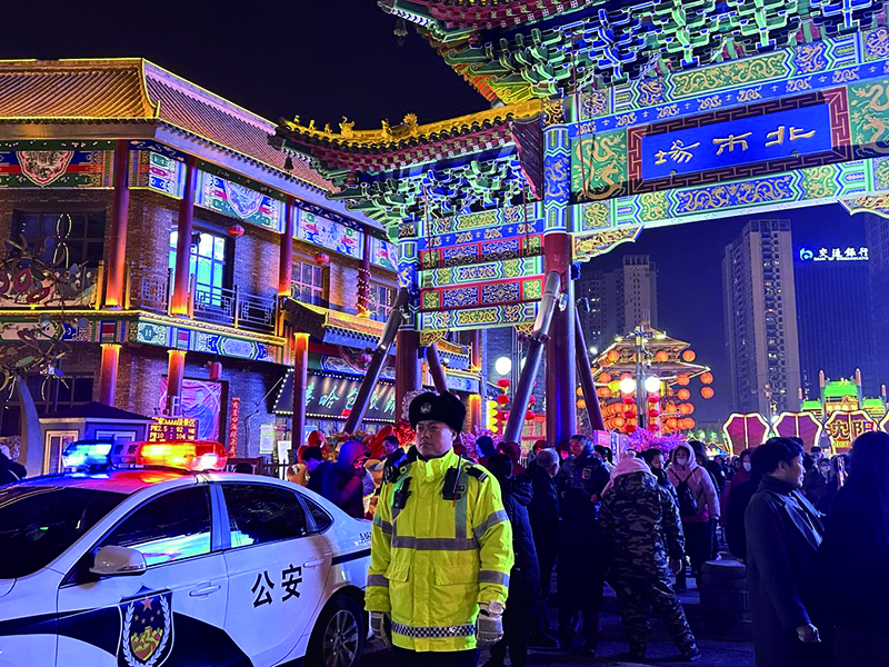 交警在北市場(chǎng)執(zhí)勤 頭題片