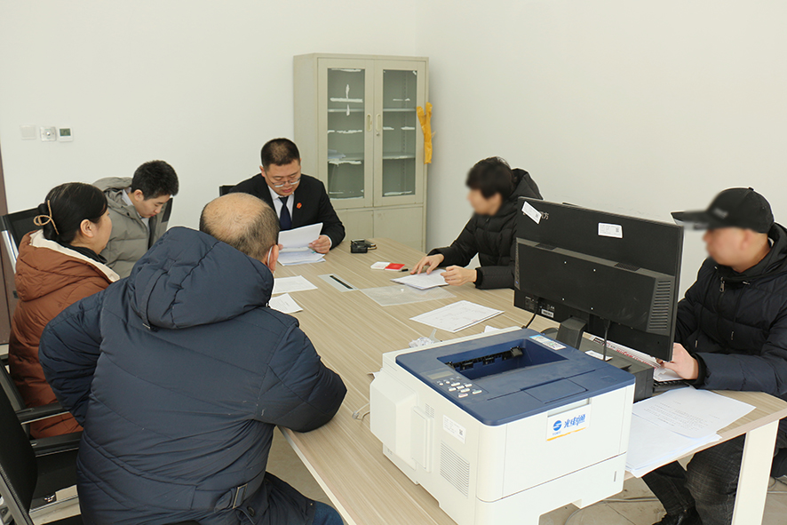 記者（左三）參與一起商品房買(mǎi)賣(mài)合同糾紛案相關(guān)違約金履行賠付結(jié)案程序