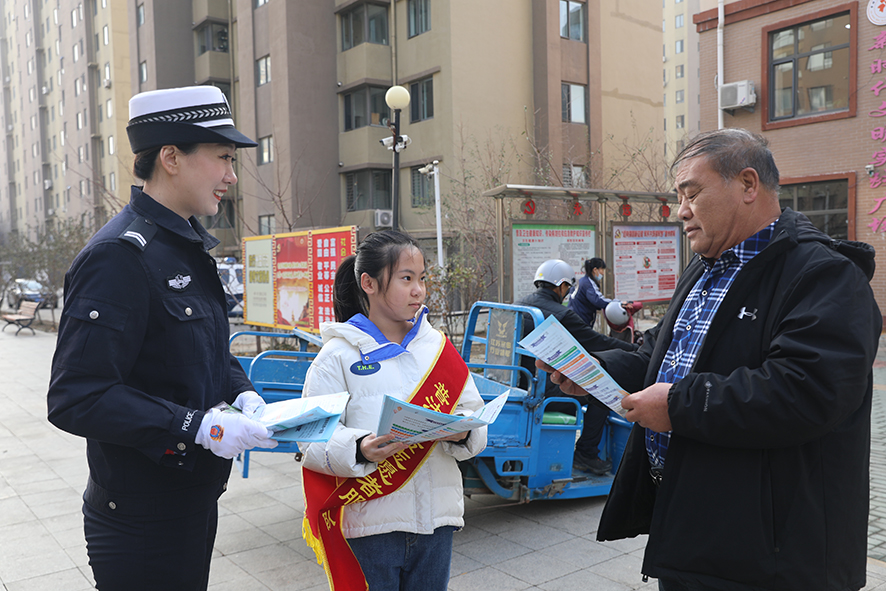 大石橋交警進(jìn)社區(qū)開展交通安全宣傳活動(dòng)