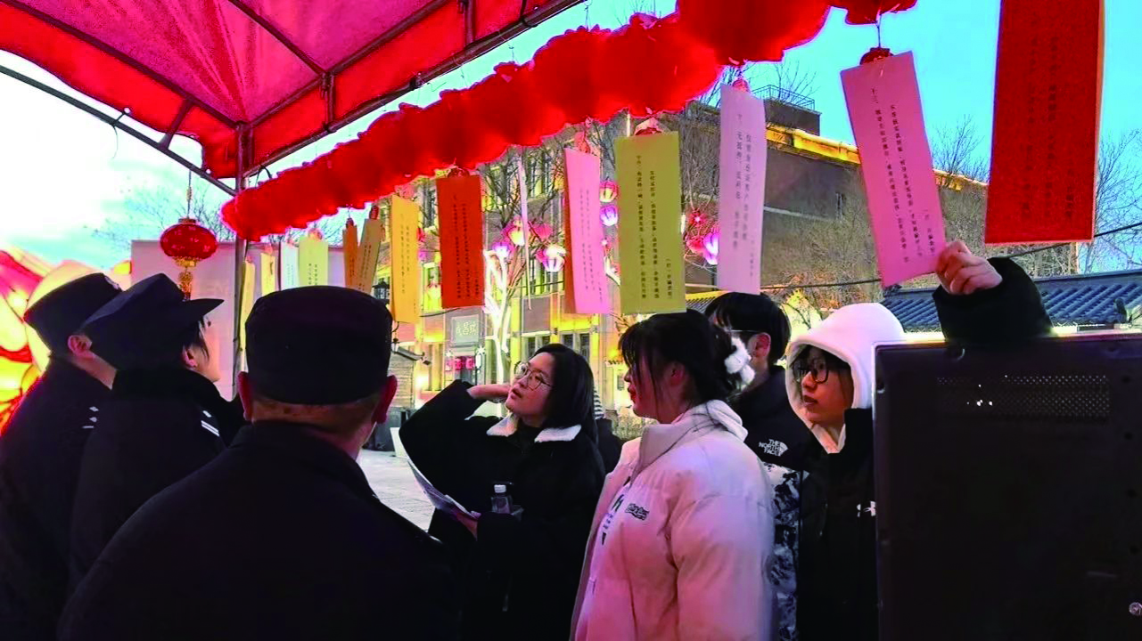 群眾在反詐小鋪猜謎
