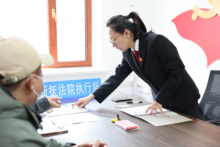 撫順市新?lián)釁^(qū)人民法院執(zhí)行干警在辦理一起涉企案件。