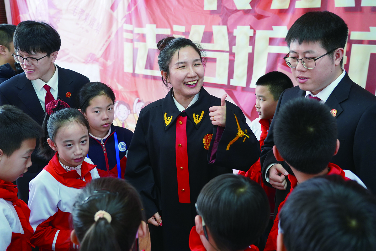 法院工作人員與現(xiàn)場學(xué)生們互動