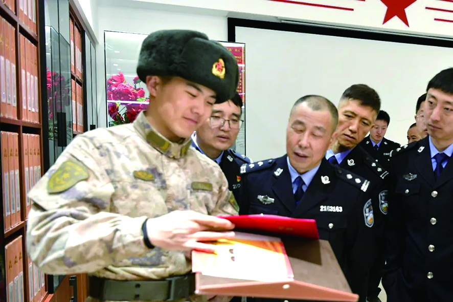 民警們認(rèn)真聆聽了雷鋒故事和事跡。何紅軍 攝