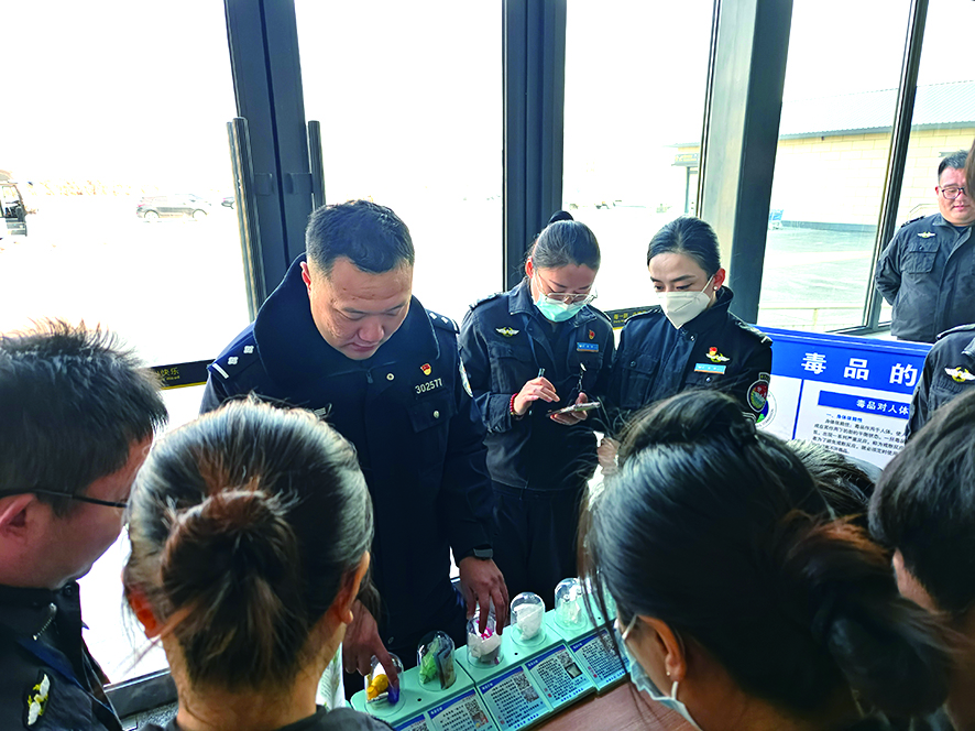 支隊民警為通過仿真毒品為機場安檢人員講解毒品識別