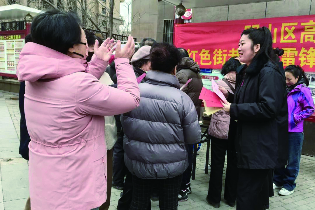 本溪市中級(jí)人民法院深入社區(qū)開(kāi)展“情暖本溪?創(chuàng)城有我”學(xué)雷鋒志愿服務(wù)活動(dòng)。