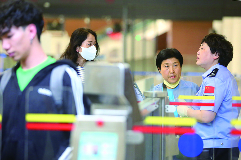 民警正在協(xié)助旅客進(jìn)行自助通關(guān)。