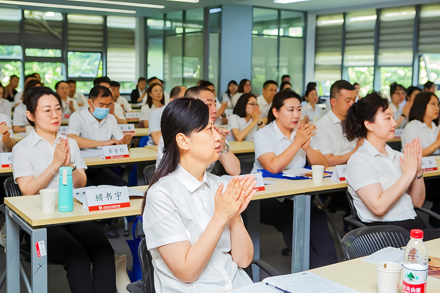 鞍山兩級法院首期57名員額法官及法官助理將在上海交通大學(xué)凱原法學(xué)院開始為期一周的集中學(xué)習(xí)。
