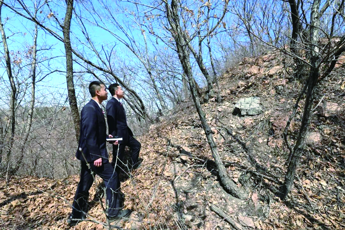 檢察官在長城烽火臺遺址附近勘察取證。李奇峰 攝