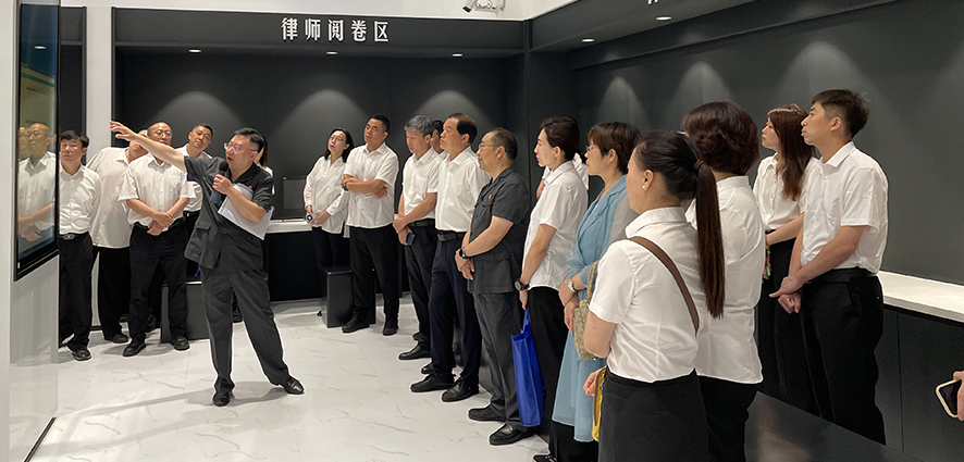 鞍山兩級法院法官赴上海交大法律適用能力綜合提升專題培訓(xùn)班第二期（在上海二中院聽取立案流程可視化講解）