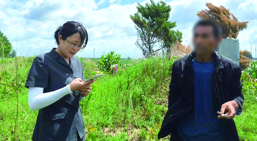 法官用手機(jī)上的測繪APP丈量土地面積
