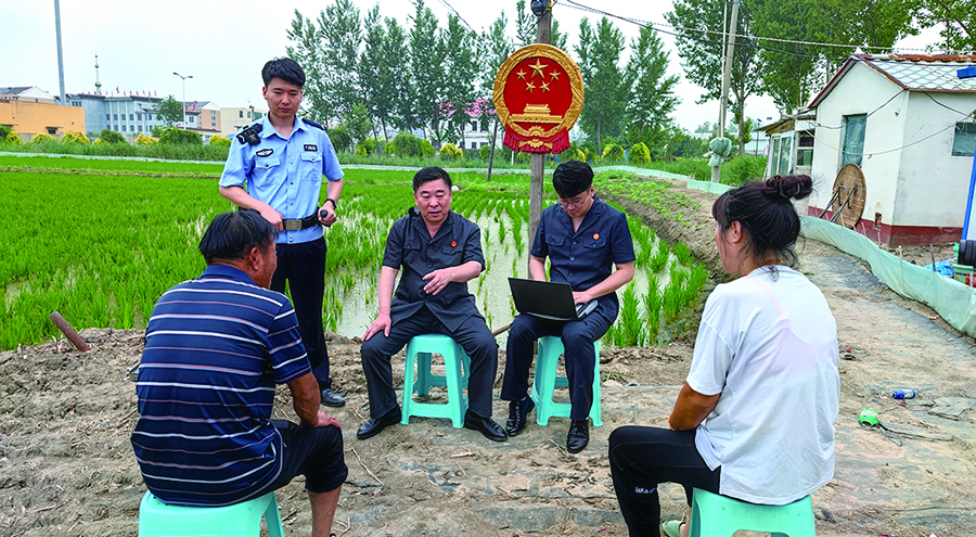 吳家人民法庭將法庭搬至田間地頭、百姓身邊