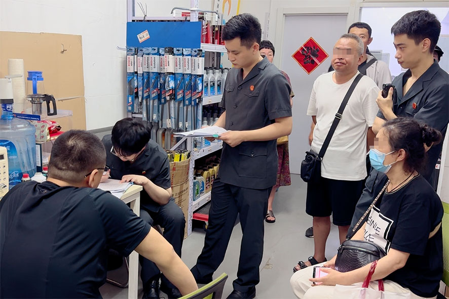 8月12日 盧溪陽（左三）法官一行找到劉某工作地點了解情況