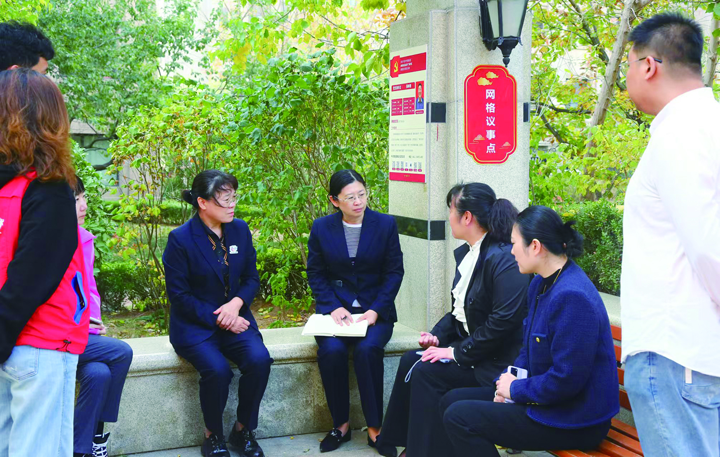 王晶（左四）在網(wǎng)絡(luò)議事點(diǎn)解決群眾糾紛