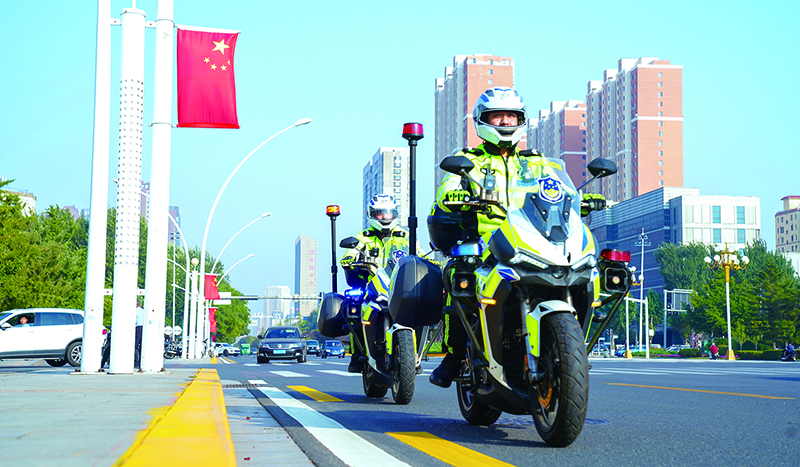 錦州市公安局交警支隊(duì)機(jī)動大隊(duì)鐵騎中隊(duì)執(zhí)行巡邏勤務(wù)任務(wù)