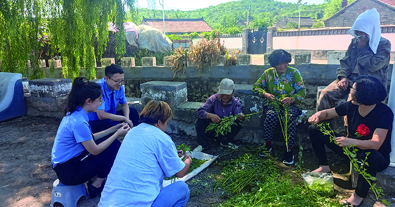 遼陽市弓長嶺區(qū)人民檢察院青年干警向農(nóng)村留守老年人宣講防范養(yǎng)老詐騙知識