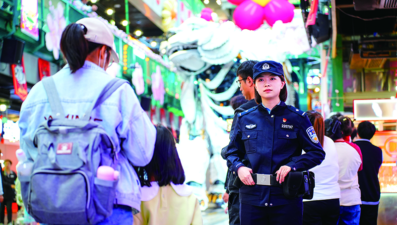 大連市公安局沙河口分局女民警在景區(qū)開展便民服務(wù)