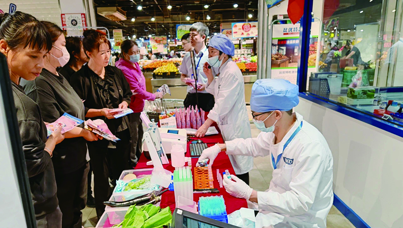 檢測(cè)人員對(duì)消費(fèi)者購(gòu)買的食品現(xiàn)場(chǎng)進(jìn)行快速檢測(cè)