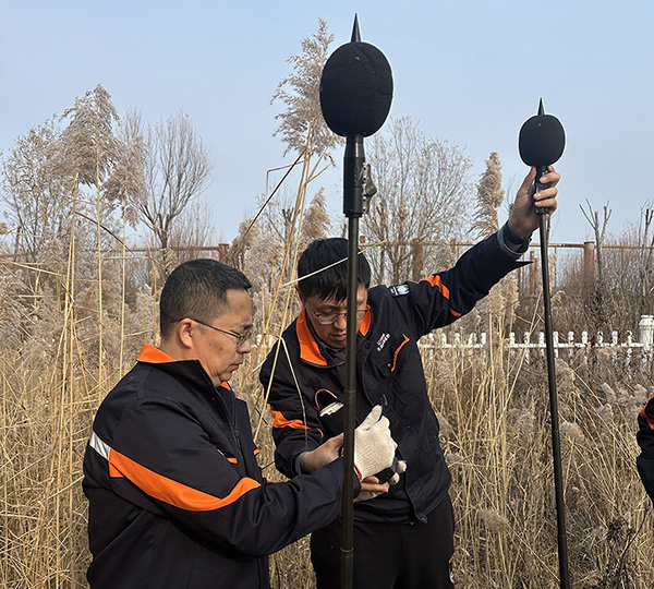技術(shù)人員用多功能聲級計(jì)監(jiān)測設(shè)備采集聲音