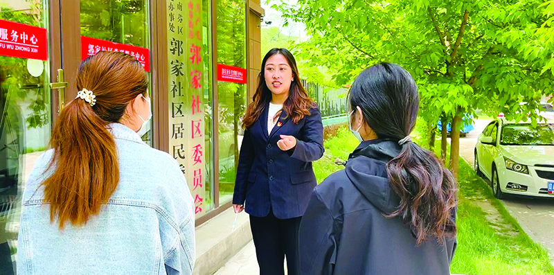 李媛（中）給社區(qū)居民普法。
