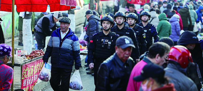 鐵嶺市公安局巡特警支隊(duì)民警在銀州區(qū)駐蹕園早市開(kāi)展巡邏(李松攝)