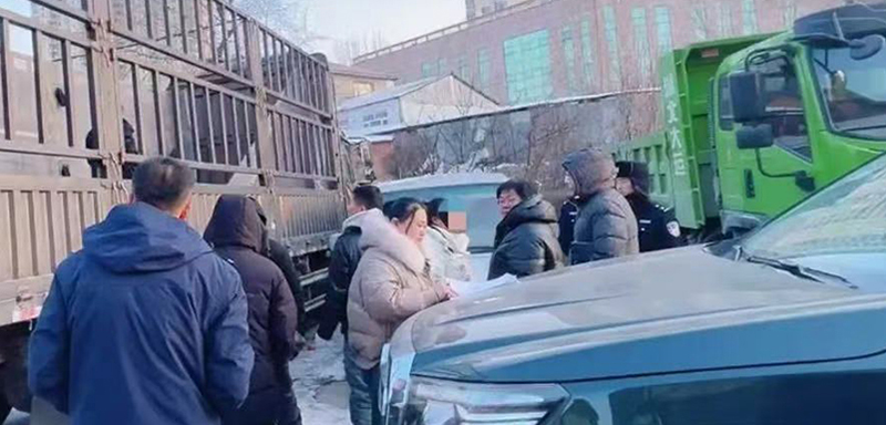 執(zhí)行干警找到被執(zhí)行人隱匿的車輛并查扣。