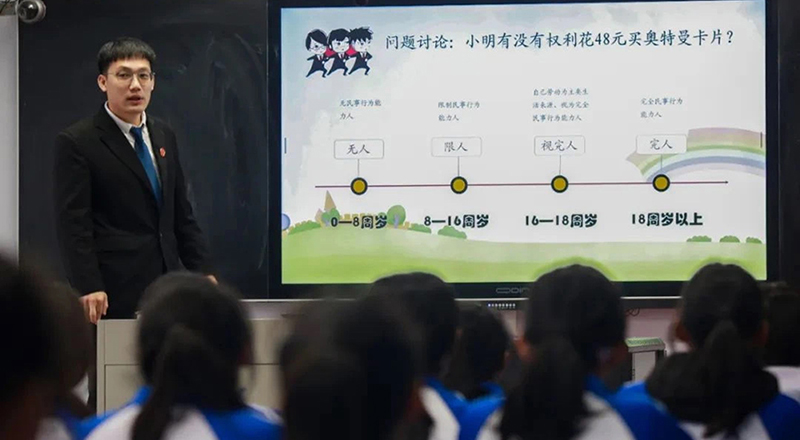 法官助理王海銘以“與法同行 向陽發(fā)展”為主題為同學(xué)們普及法律知識。
