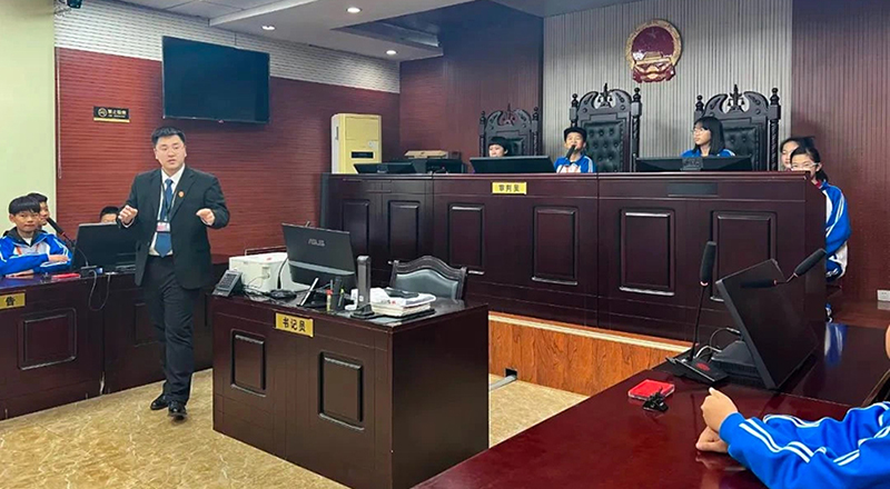 高升人民法庭為同學(xué)舉辦少年模擬法庭，讓同學(xué)們身臨其境的感受法治教育。