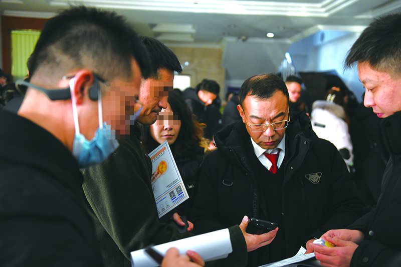 主辦法官（右二）為受害群眾現(xiàn)場宣講流程及注意事項(xiàng)