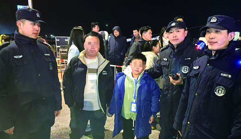 甘井子分局巡特警大隊民警幫男孩找到家人