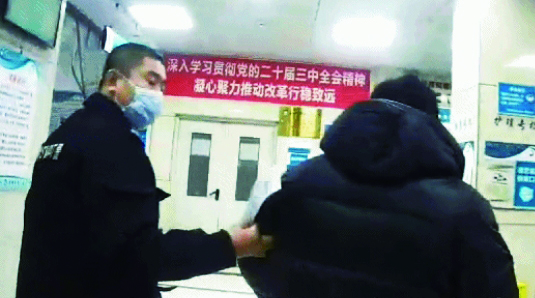 西崗分局巡特警大隊民警將急病男子送到醫(yī)院