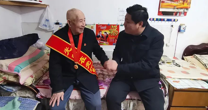 二題圖，看望老黨員